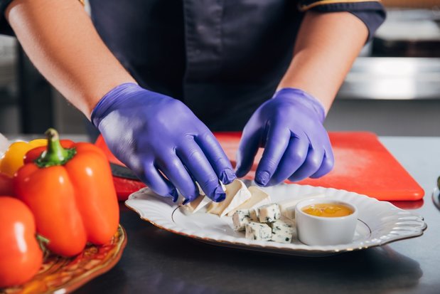 Kok der arbejder med handsker på